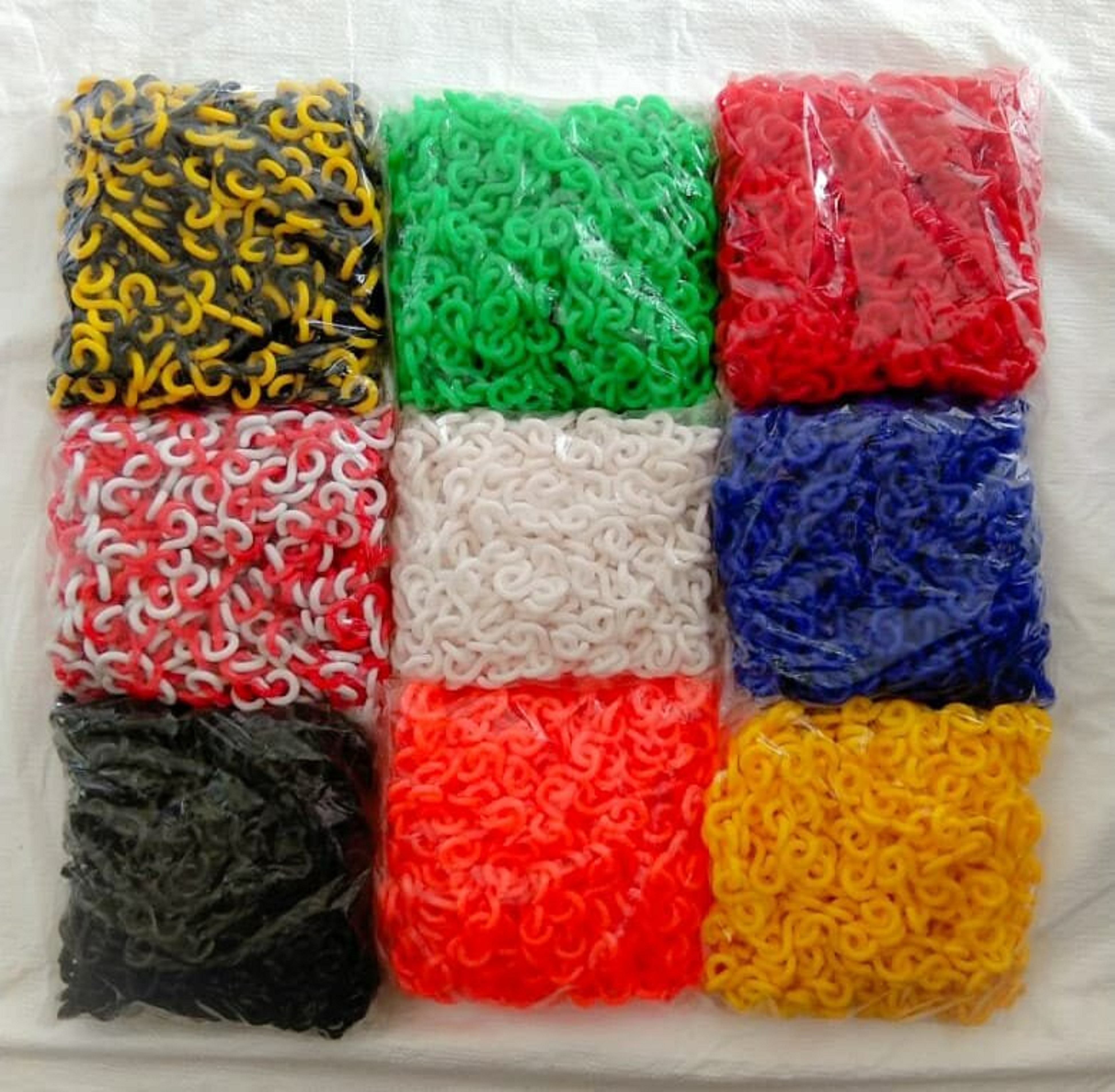 Plastic Chain - 7mm Pvc, Available In Red & White, Yellow, Green, Blue | Ideal For Airports, Theaters, Hotels, Outdoor Use