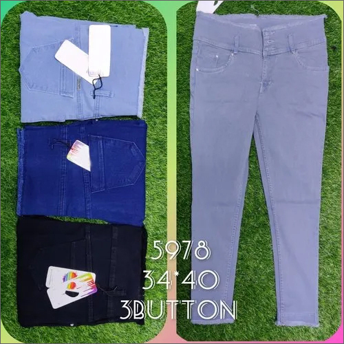 ब्लैक लेडीज़ स्ट्रेट जींस