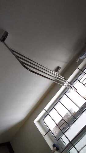 पोलाची अपार्टमेंट में सिल्वर अपार्टमेंट क्लॉथ ड्राईिंग हैंगर