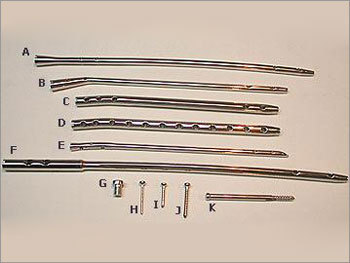 इंट्रामेडुलरी लॉकिंग नैल्स और स्क्रूज़