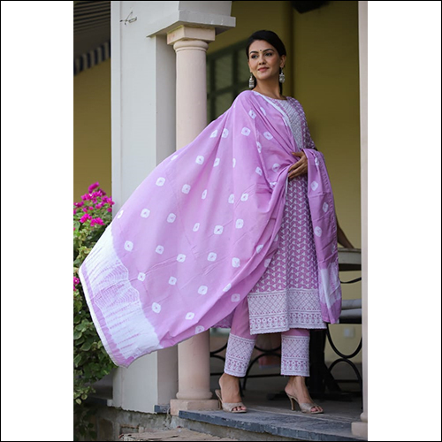 हवा पार होने योग्य चिकन एम्ब्रॉयडरी लैवेंडर सूट