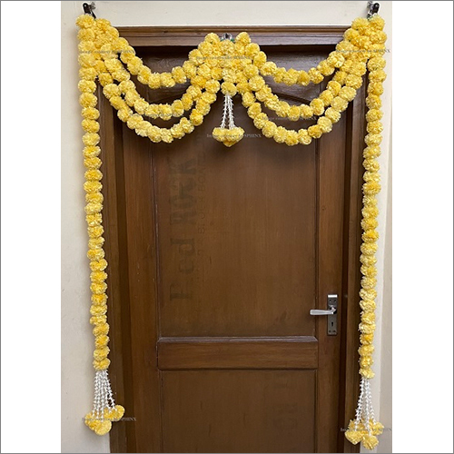 स्फिंक्स आर्टिफिशियल मैरीगोल्ड फ्लफी फ्लावर्स एंड ट्यूबरोज़ (रजनीगंधा) ट्रिपल लाइन डोर तोरण सेट डोर हैंगिंग क्रीम का साइज़: 100X158 Cm