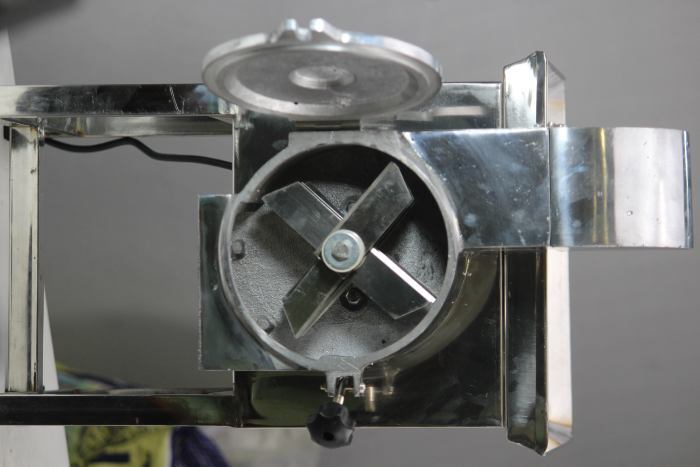 Dry Copra Cutter Machine - Automatic Grade: Automatic