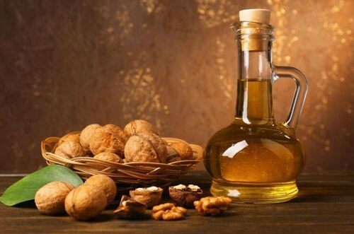Walnut Oil Premium - Glass Bottle 500ml, Light Amber Color | Anti-Aging, High in Linoleic Acid, Culinary Use, Moisturizes Skin, Reduces Wrinkles