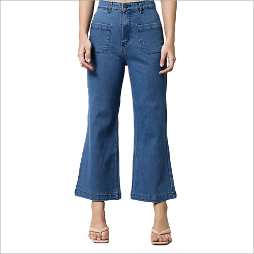 पैच पॉकेट के साथ ब्लू फ्लेयर्ड जींस