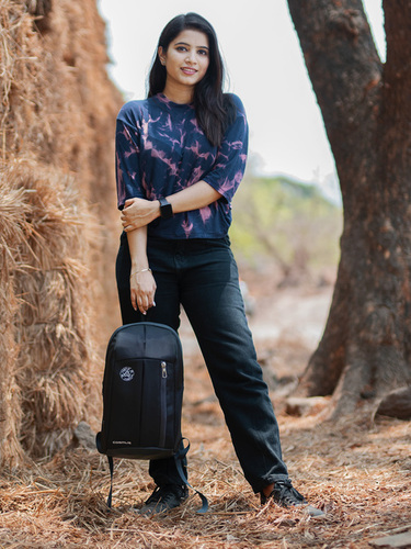 कॉस्मस ज़िपिट ब्लैक स्मॉल बैकपैक डिज़ाइन: सॉलिड