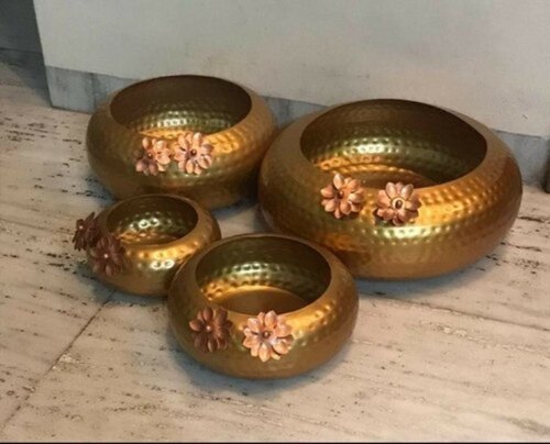 गोल्डन मेटल उरली शेप गोल्ड मिर्गन फ़िनिश फ़्लॉवर कॉपर प्लेटेड 4 पीस का सेट