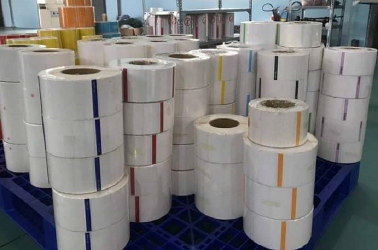 कोई भी स्वयं चिपकने वाला स्टिकर रोल