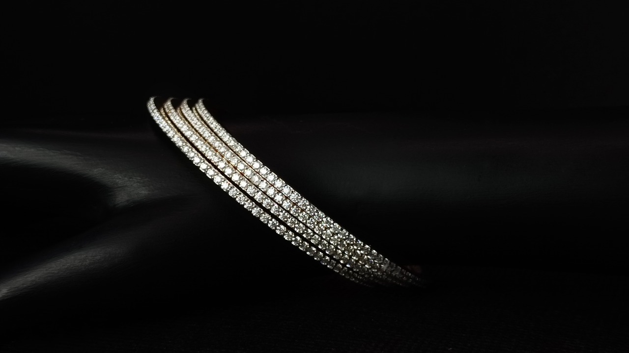 Natural Diamond Single Line Bangles 0.02 Pointers Diamond Carat Weight: 8.86 Carat