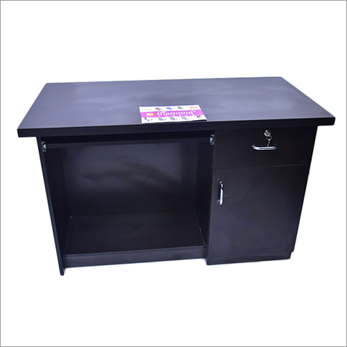 ग्रे लकड़ी की कार्यकारी मेज