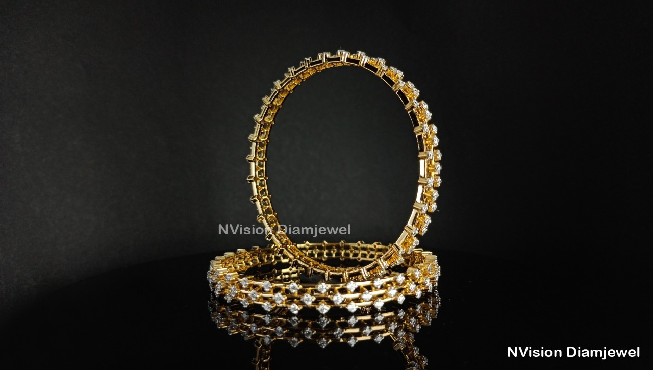 Natural Diamond Traditional Themed Modern Bangle Diamond Carat Weight: 5.96 Carat