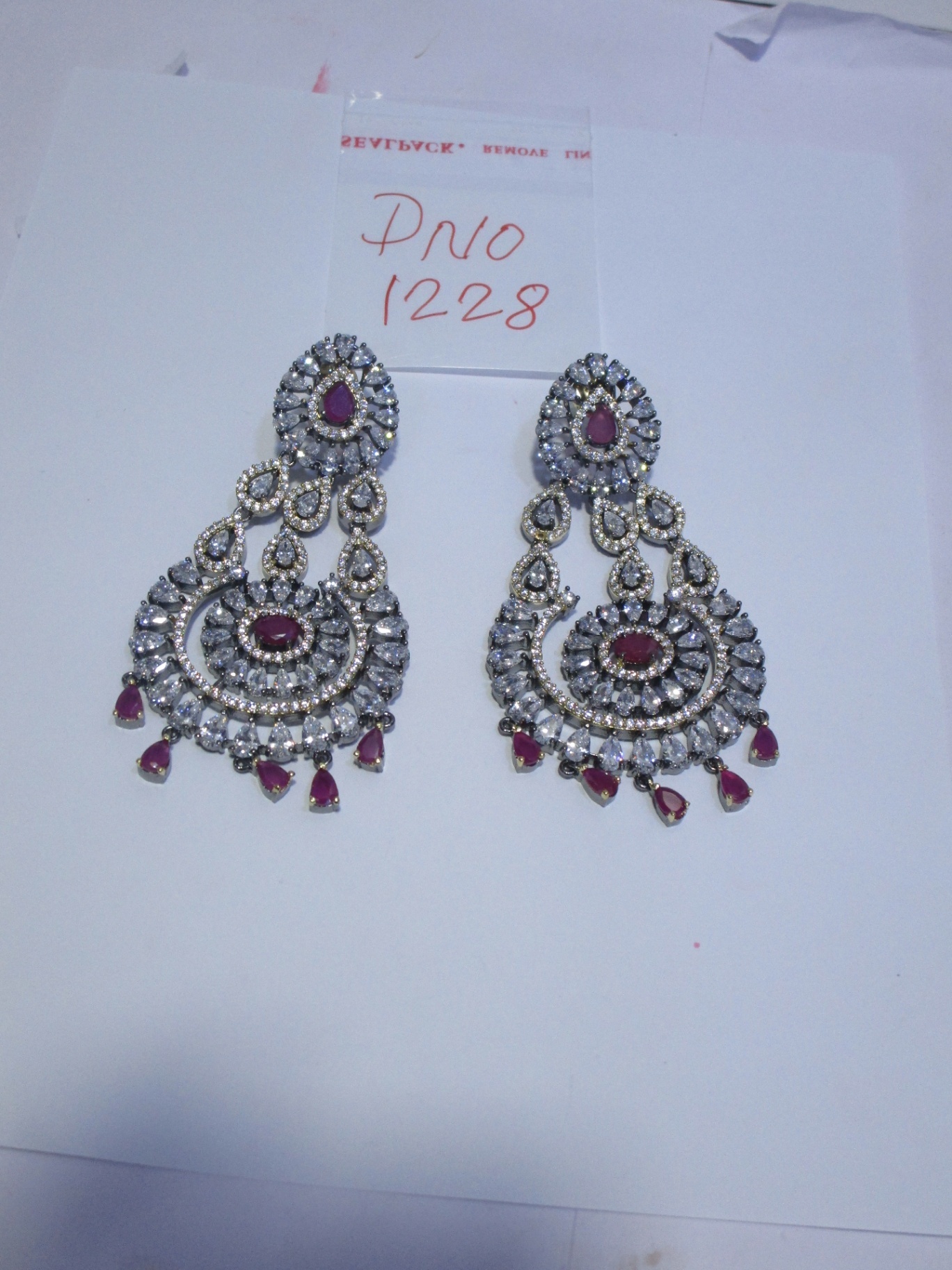 Exclusive Victorian Read Earring Gender: Women