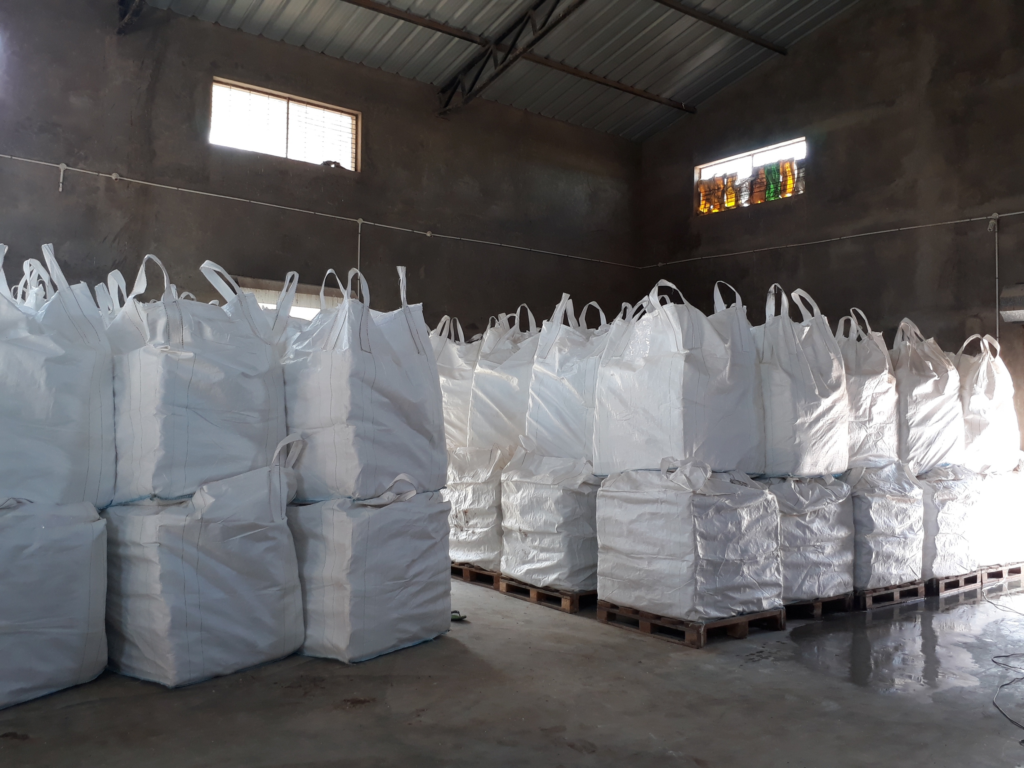 Induatial And Factory Used Sand Blasting And Water Jet Cutting Machine Raw Used Bulk Quantity Emery Grins Sand For Sale - Color: Black