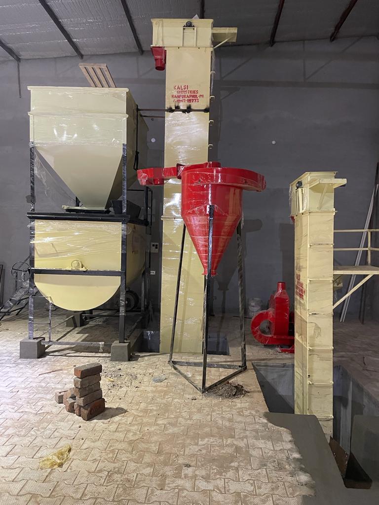 Cattle Poultry Mesh Feed Plant Capacity: 300 Kg/hr