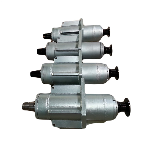 बियरिंग ब्लॉक -बेस प्लेट पर 12 फीट का पंखा लगा होता है