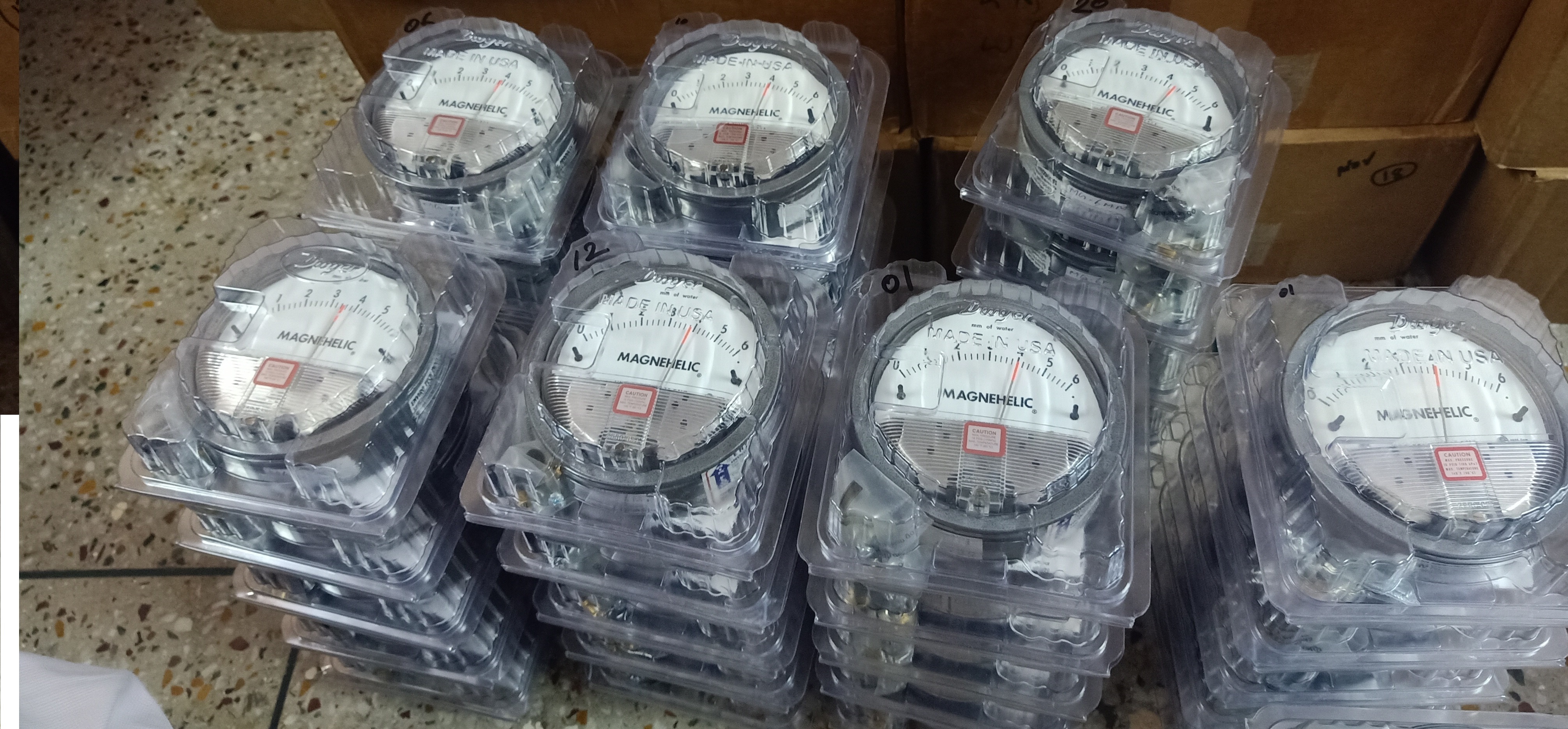 White/black Dwyer Magnehelic Gage In Ponda Goa