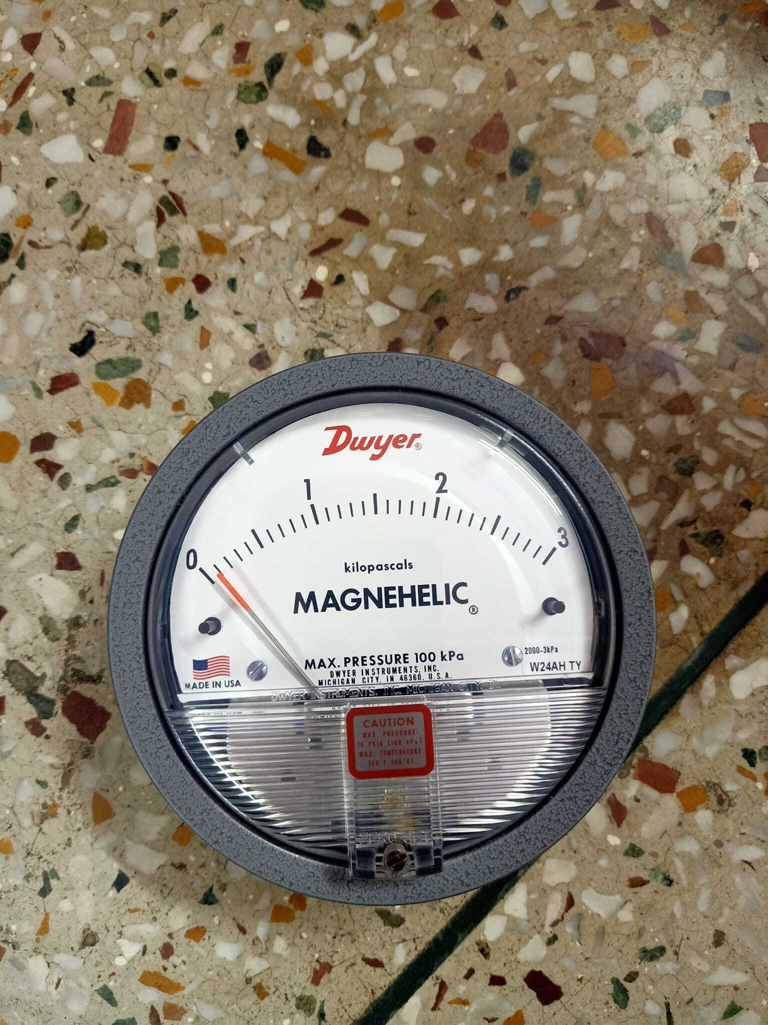 White/black Dwyer Magnehelic Gauge In Kochuveli Industrial Area Thiruvananthapuram