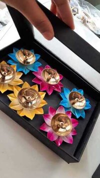 मल्टीकलर आयरन मॉडर्न डिज़ाइन दिवाली दीया 6 का सेट