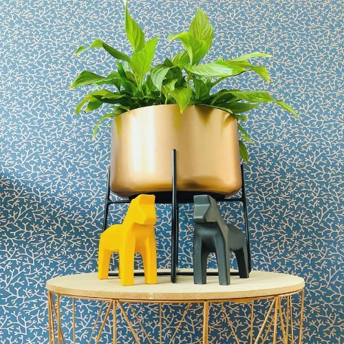 स्टैंड के साथ गोल्ड प्लांटर पॉट