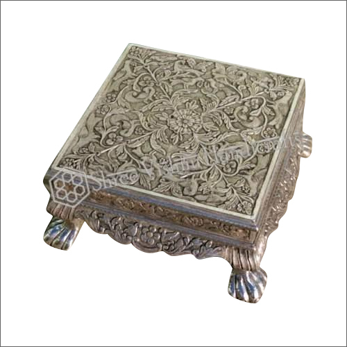 भूरी धातु से ढकी हुई चौकी