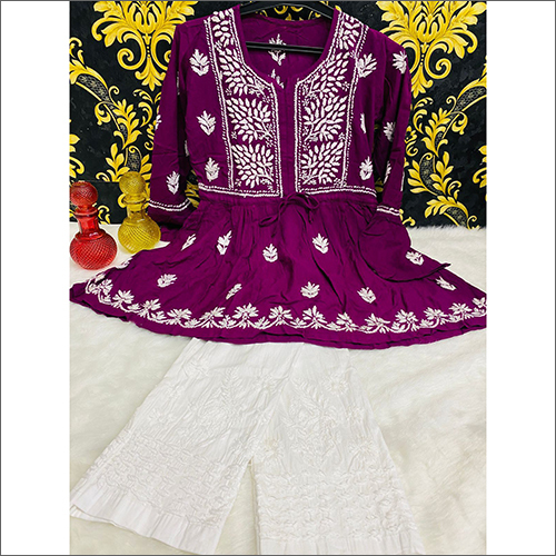 कॉटन पलाज़ो के साथ पर्पल (बैंगनी) लखनवी चिकनकारी रेयॉन शॉर्ट कुर्ती