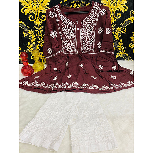 कॉटन पलाज़ो के साथ मैरून लखनऊ चिकनकारी डिज़ाइनर घास रेयॉन शॉर्ट गाउन