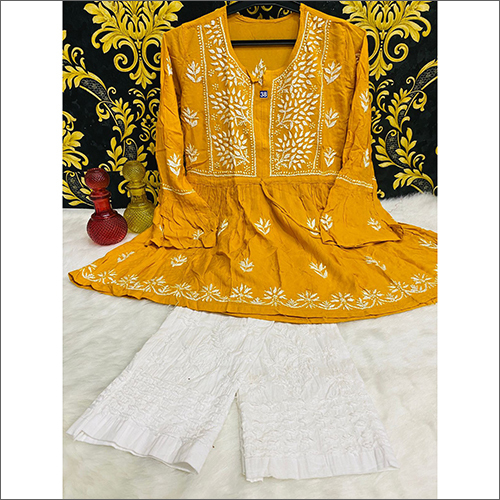 कॉटन पलाज़ो के साथ भारतीय पीली चिकनकारी रेयॉन शॉर्ट कुर्ती