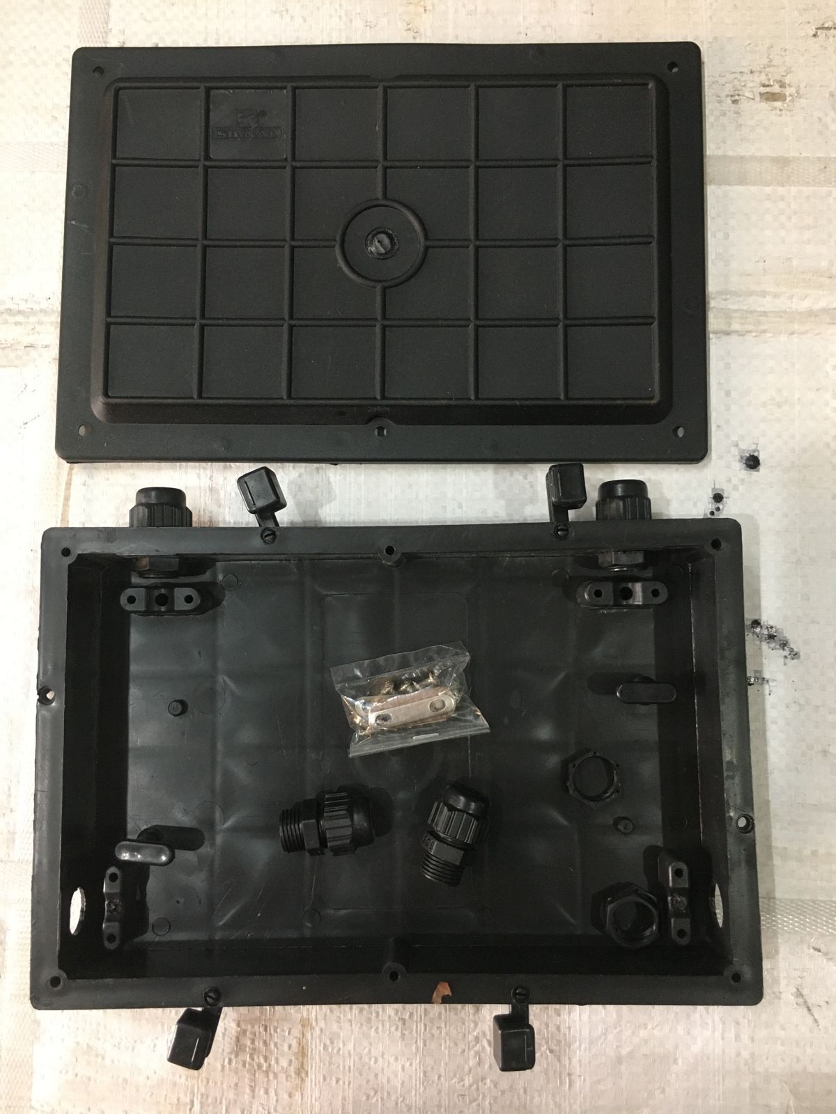 Fiber Optic Termination Box - Pvc Plastic, 220x140x30mm, Black | 2-3-4 Way Screwless Design, Easy Installation, Suitable For 1550nm And Pg-9 Connector