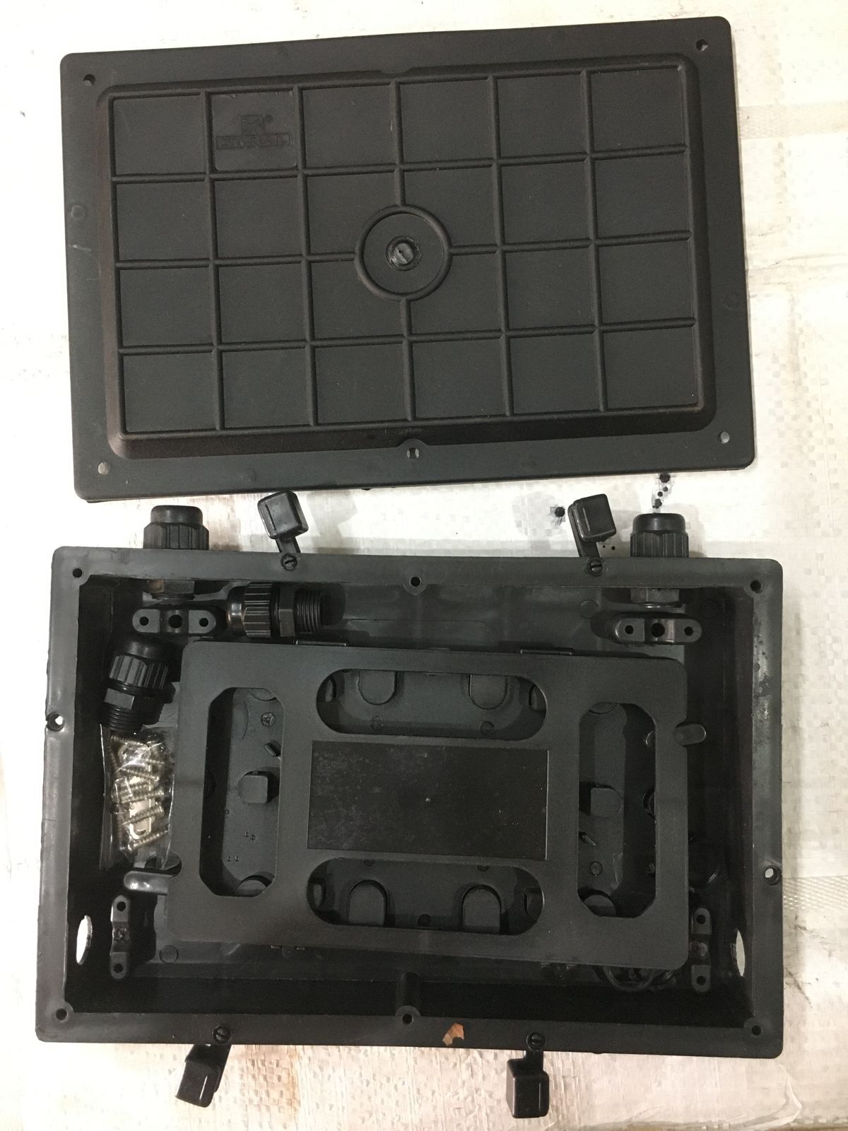 Fiber Optic Termination Box - Pvc Plastic, 220x140x30mm, Black | 2-3-4 Way Screwless Design, Easy Installation, Suitable For 1550nm And Pg-9 Connector