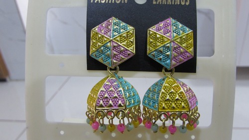 गोल्डन डिज़ाइन किया हुआ रंग झुमकी