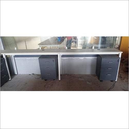 ब्राउन वुडन साइड टेबल