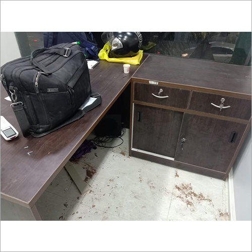 पॉलिश ब्राउन वुडन कैबिनेट