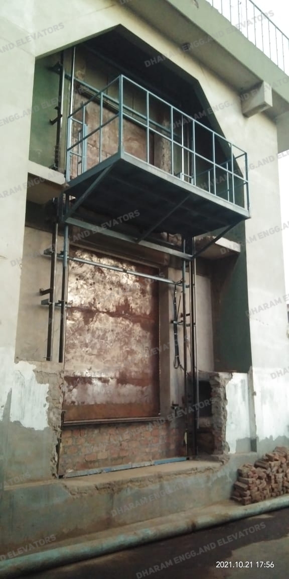 Vertical Lifts - Steel, Variable Height, Customizable Platform Size | High Load Capacity, Push-button Control, Efficient Hydraulic Operation