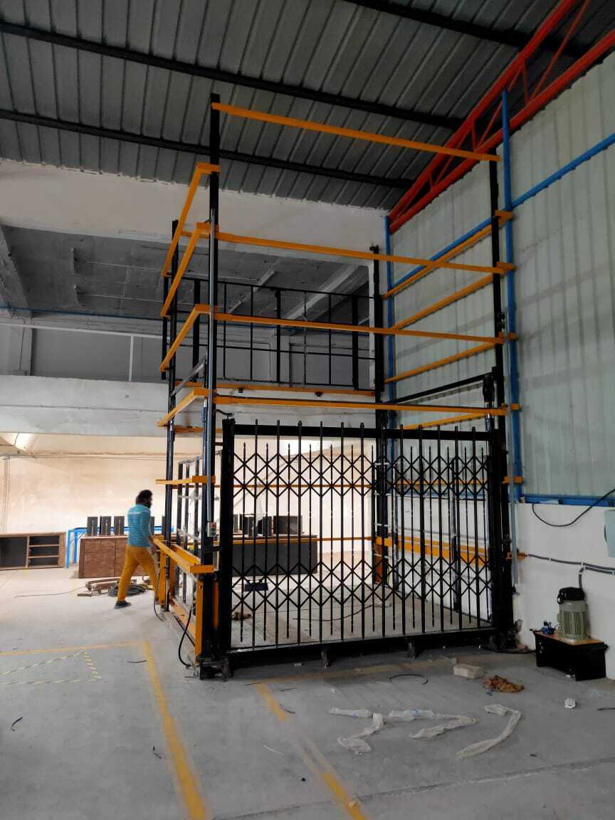 Vertical Lifts - Steel, Variable Height, Customizable Platform Size | High Load Capacity, Push-button Control, Efficient Hydraulic Operation