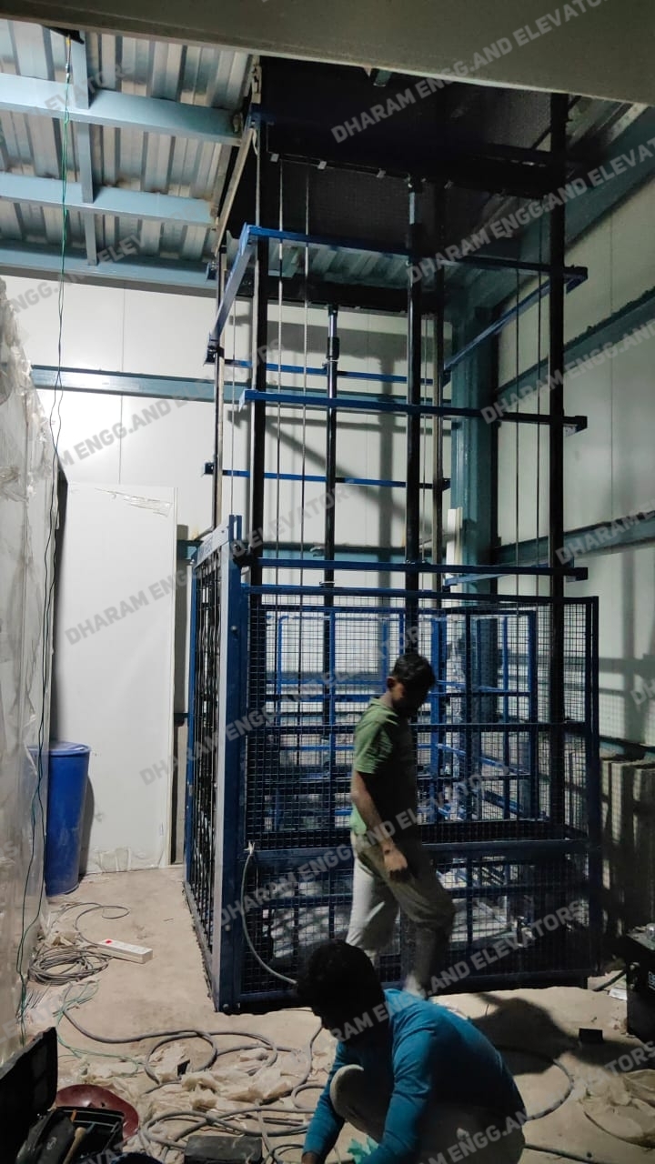 Vertical Lifts - Steel, Variable Height, Customizable Platform Size | High Load Capacity, Push-button Control, Efficient Hydraulic Operation