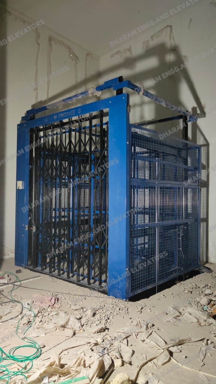 Vertical Lifts - Steel, Variable Height, Customizable Platform Size | High Load Capacity, Push-button Control, Efficient Hydraulic Operation