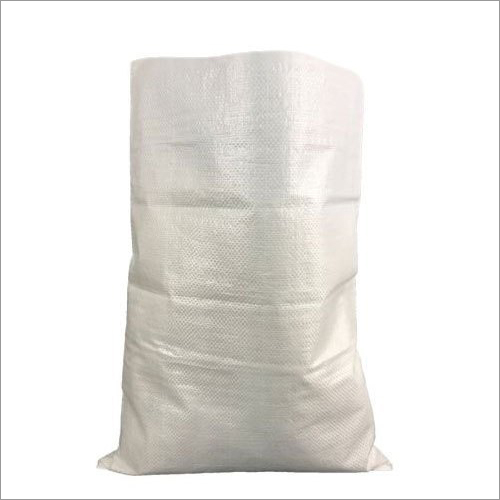 सफेद टुकड़े में बुना हुआ बैग