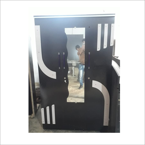 दर्पण के साथ चित्रित डिजाइनर लकड़ी की अलमारी