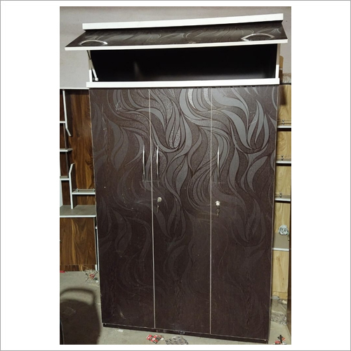 मशीन से बनी लकड़ी की अलमारी