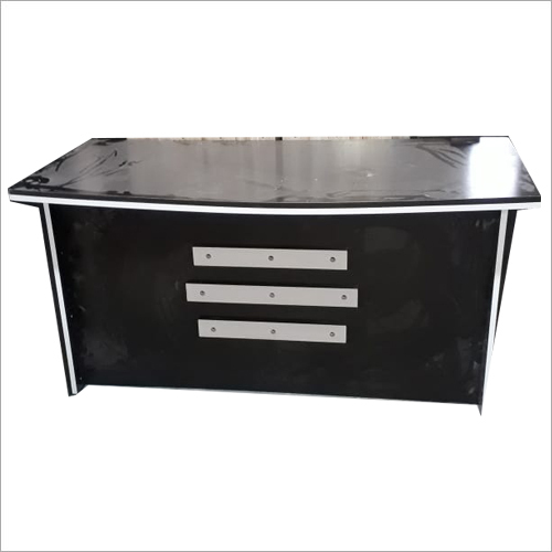 चित्रित लकड़ी के कार्यालय की मेज