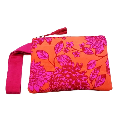 पिंक फ्लोरल प्रिंट क्लच