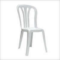 सफेद प्लास्टिक की कुर्सी