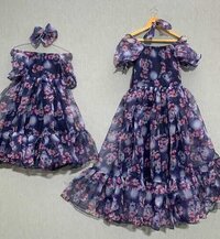 माँ और बेटी पोशाक