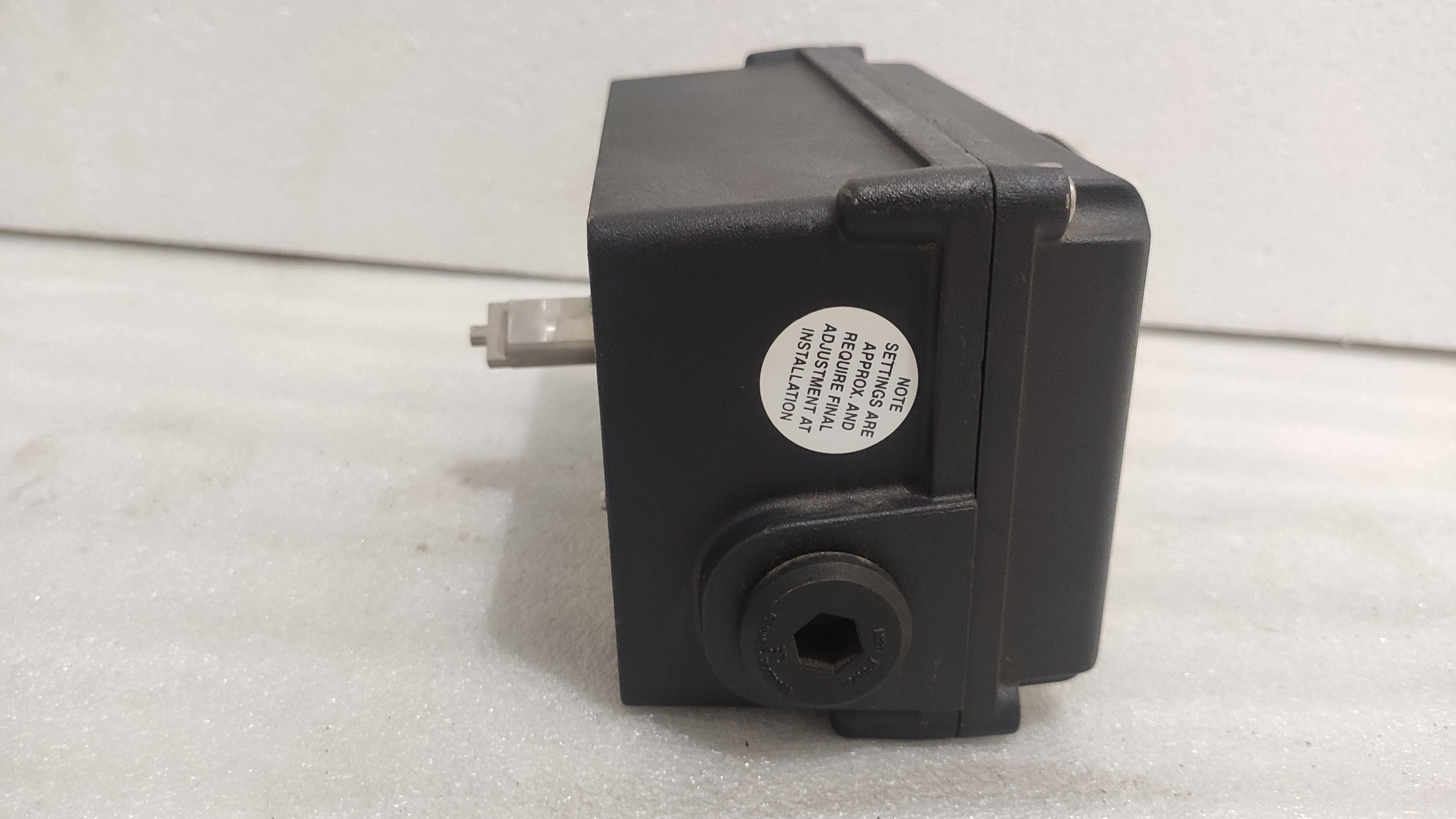 Electro Pneumatic Valve Positioner - 15a Switch Rating, 3-15 Psi Signal Pressure | Used Keystone Ps-02201bd0b-00-0r2, Black Finish