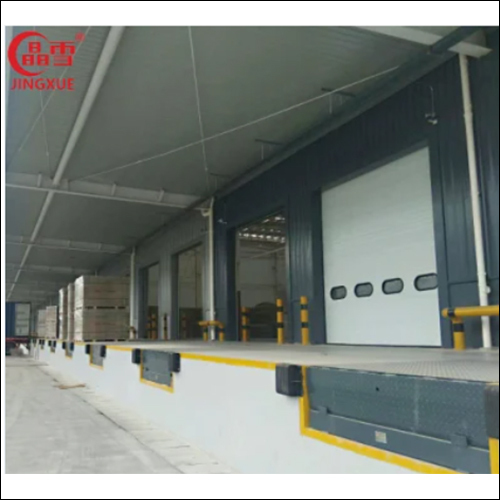 सफेद अनुभागीय गेराज दरवाजा