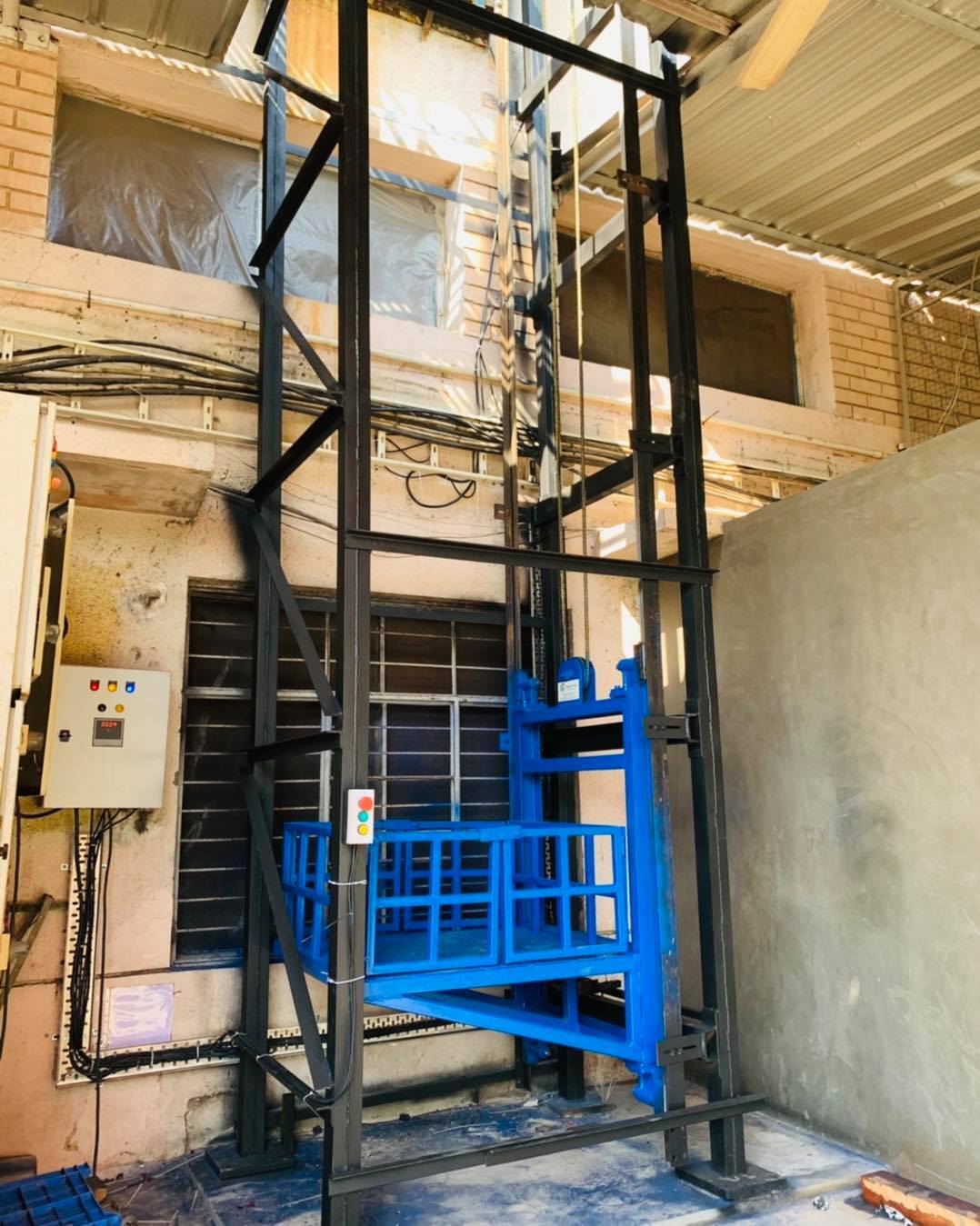 Industrial Goods Lift Car Dimension: Customised