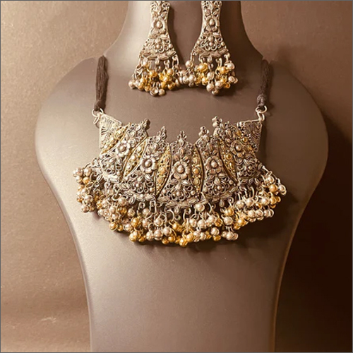 सिल्वर पॉलिश्ड एथनिक डिज़ाइन किया हुआ चोकर नेकलेस लिंग: महिलाएं