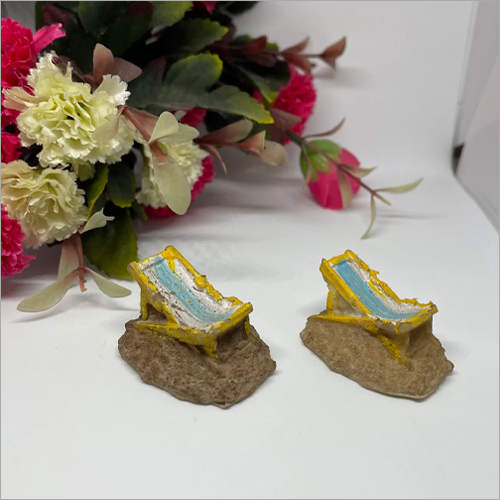 मिनिएचर स्टोन पर बहुरंगी सजावटी बेंच