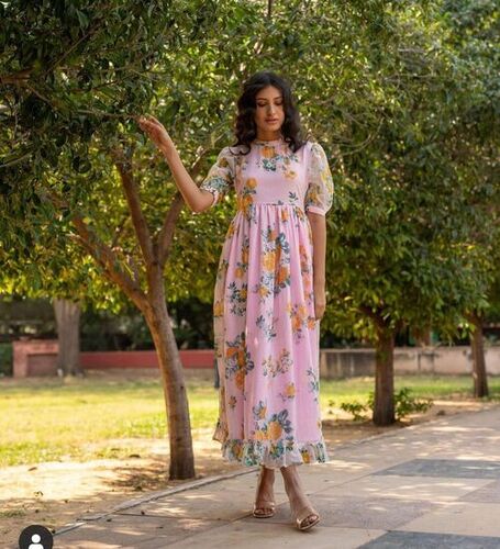 डिजिटल प्रिंट फ्रॉक के साथ महिला जॉर्जेट...