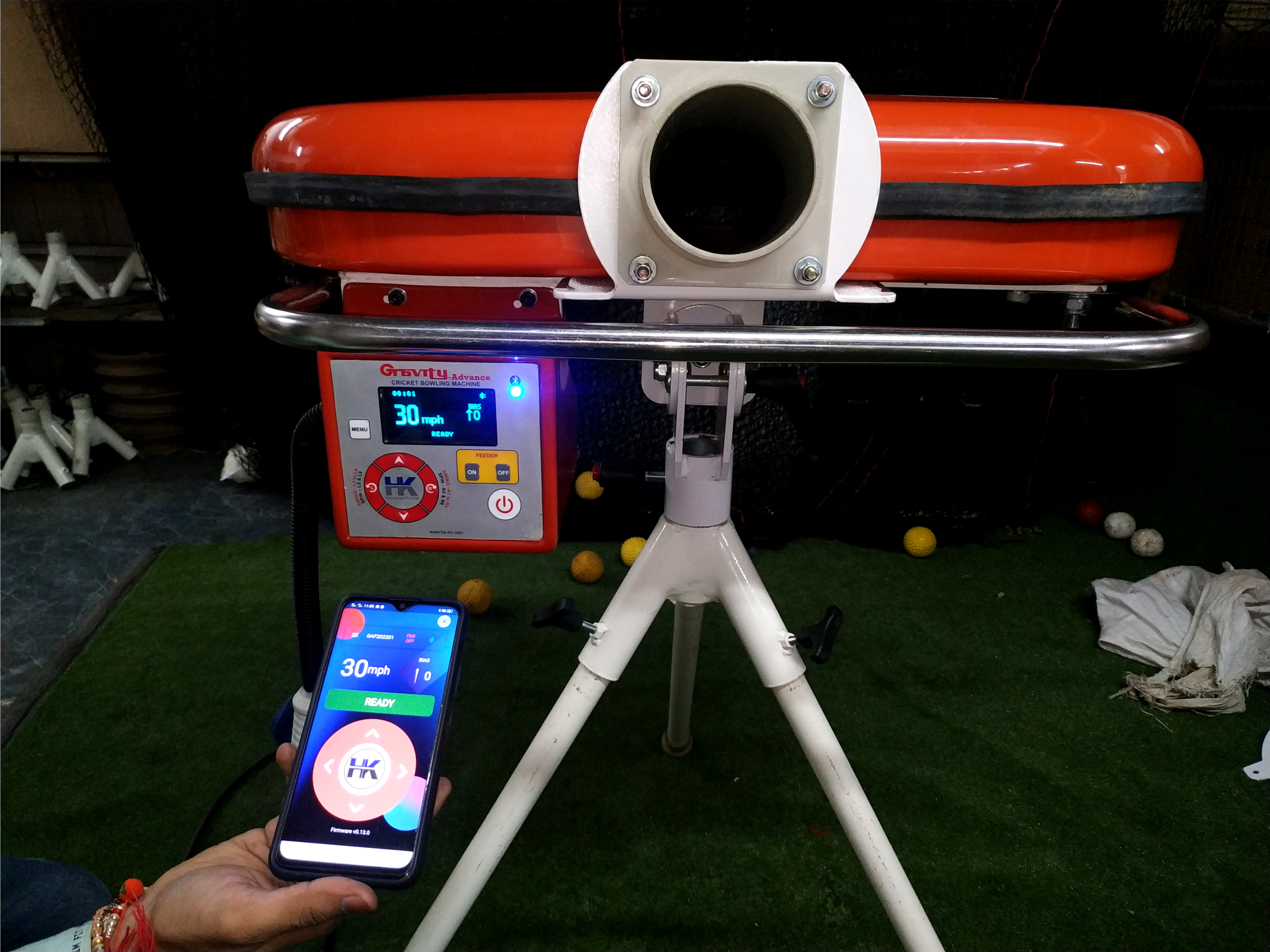 Gravity Advance Plus Cricket Bowling Mahcine - Color: Red